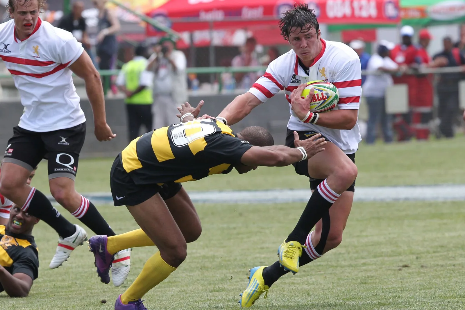 Rugbypelaajat kamppailevat pallosta ottelussa