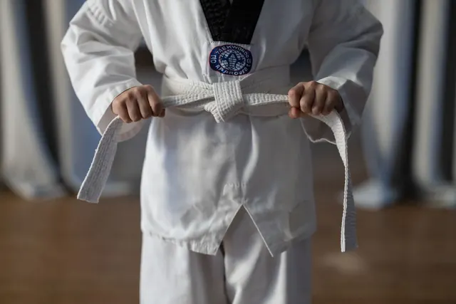 Taekwondopuku ja valkoinen vyö lähikuvassa