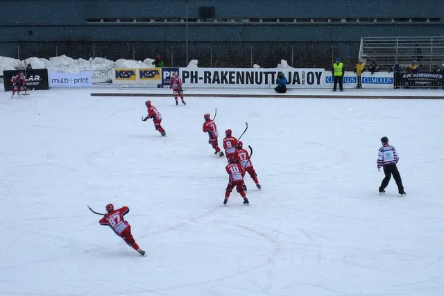 Jääpalloilija luistelee pallon kanssa ottelussa