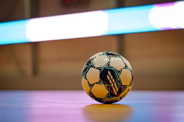 Futsal-pallo hallin lattialla lähikuvassa