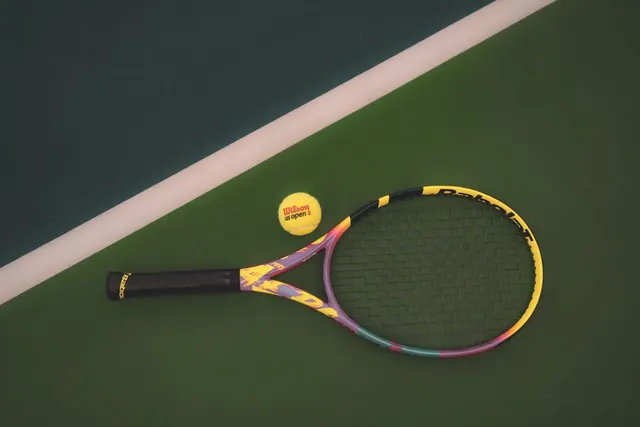 Tennismaila ja tennispallo kentällä