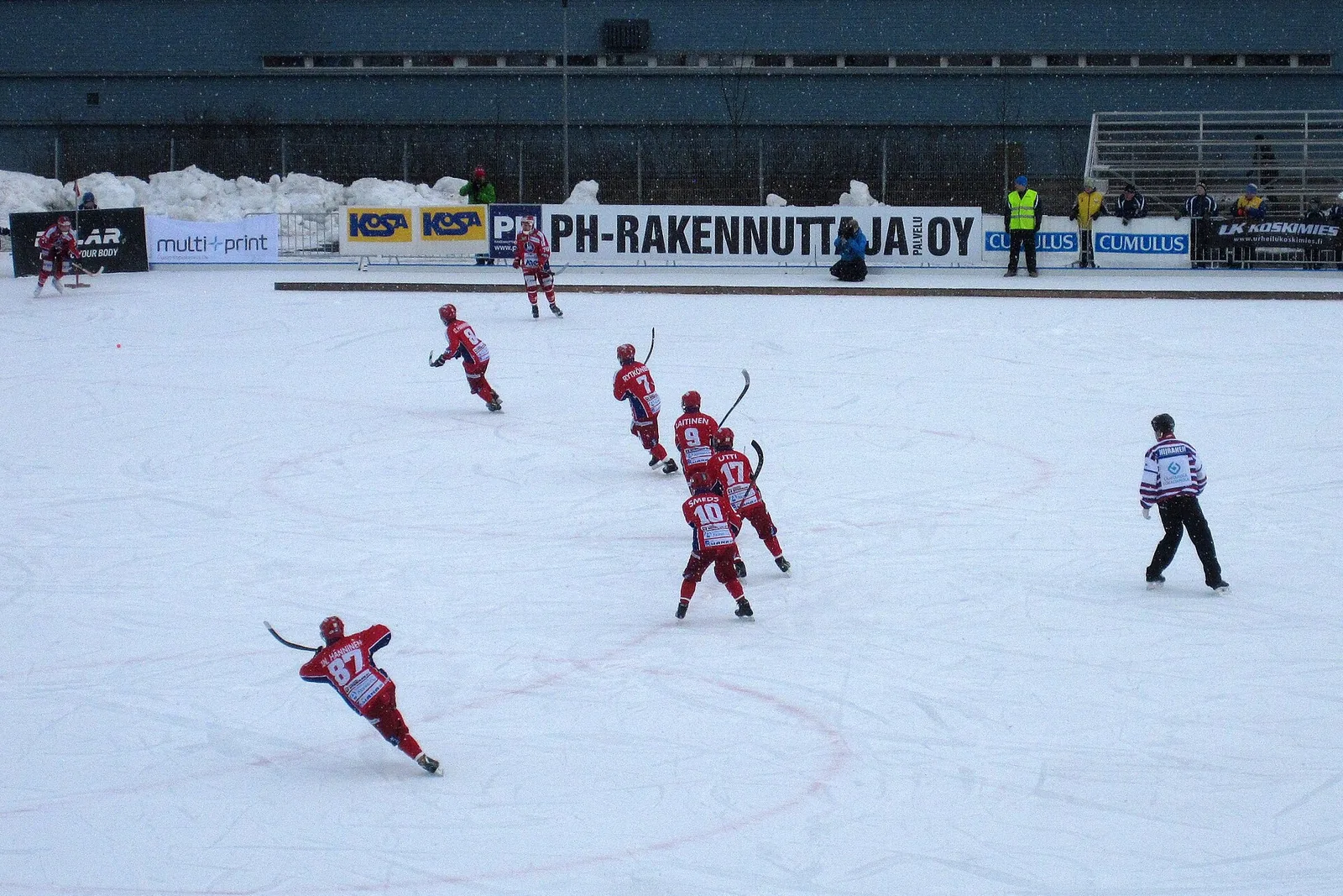 Jääpalloilija luistelee pallon kanssa ottelussa