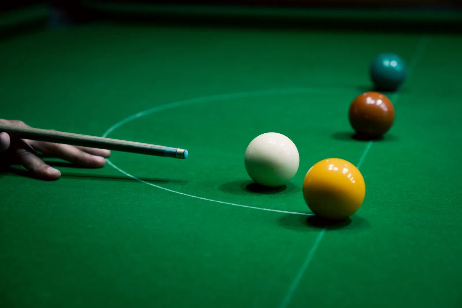 Snookerkeppi ja pallot vihreällä snookerpöydällä