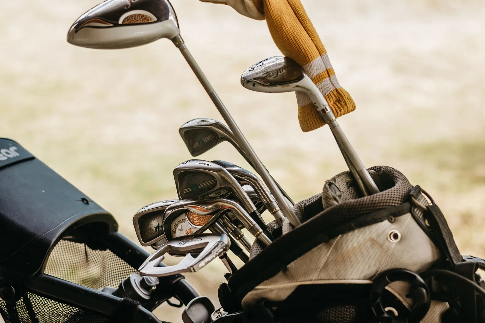 Golfmailoja golfbägissä nurmikolla